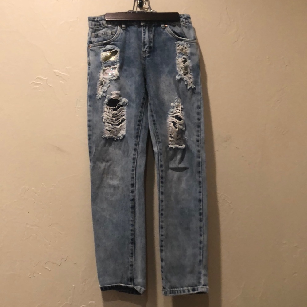 RIPPED JEANS W/ IRIDESCENT SEQUIN POCKETS